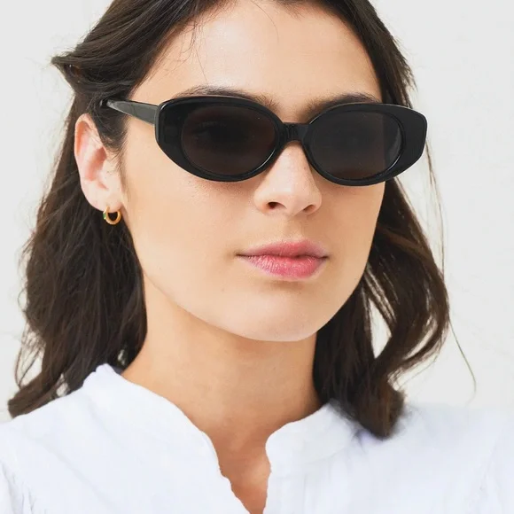 velvet canyon la plage Chic Black Oval Sunglasses - Picture 2 of 7